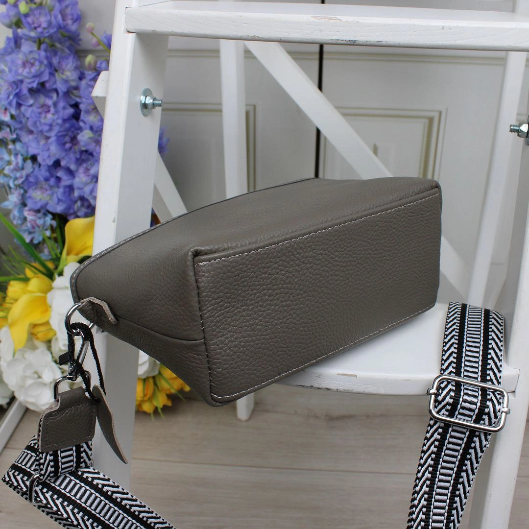 Капучіно шкіряна крос-боді: Зручність, коли руки зайняті покупками